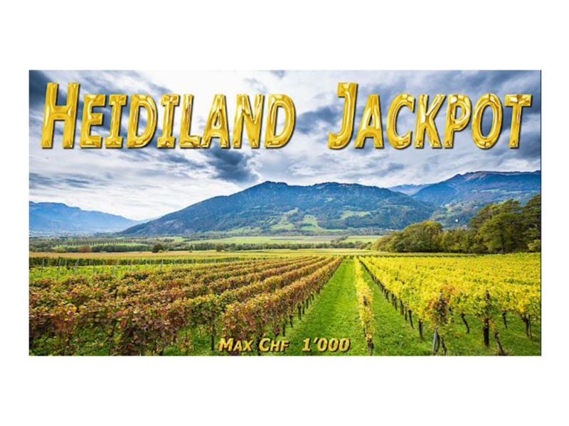 Weitläufiger Weinberg unter wolkenverhangenem Himmel, in der Ferne die Berge. In fetter gelber Schrift steht „Heidiland Jackpot“ und darunter „Max CHF 1'000“.