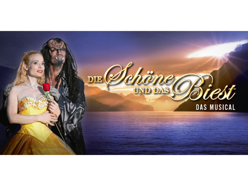 Werbebild für das Musical ‚Die Schöne und das Biest‘. Eine Frau in einem gelben Kleid hält eine rote Rose neben einer biestigen Figur. Sonnenuntergang über Bergen und Wasser im Hintergrund.