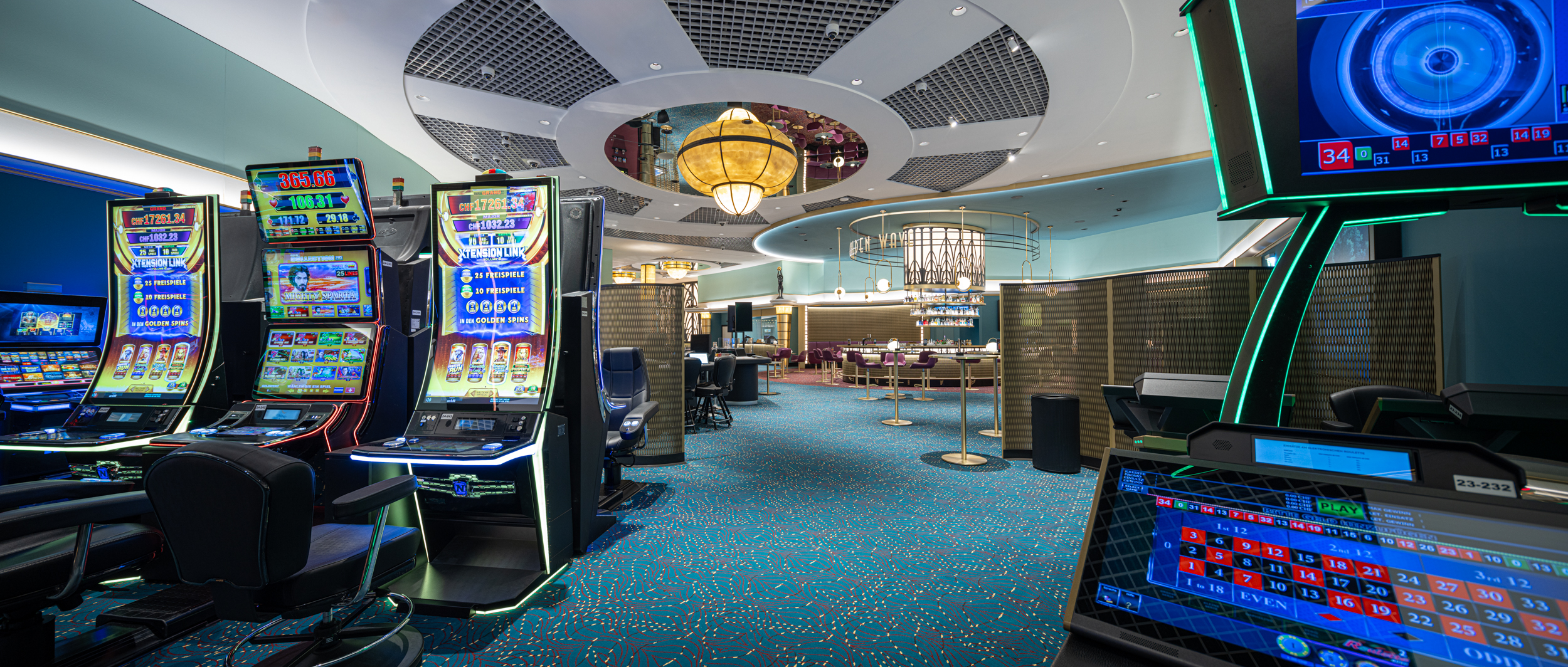  Ein lebendiges Casino-Interieur mit leuchtenden Spielautomaten, buntem Teppich und einer Decke mit verspielten Mustern. Die Atmosphäre wirkt lebendig und energiegeladen.